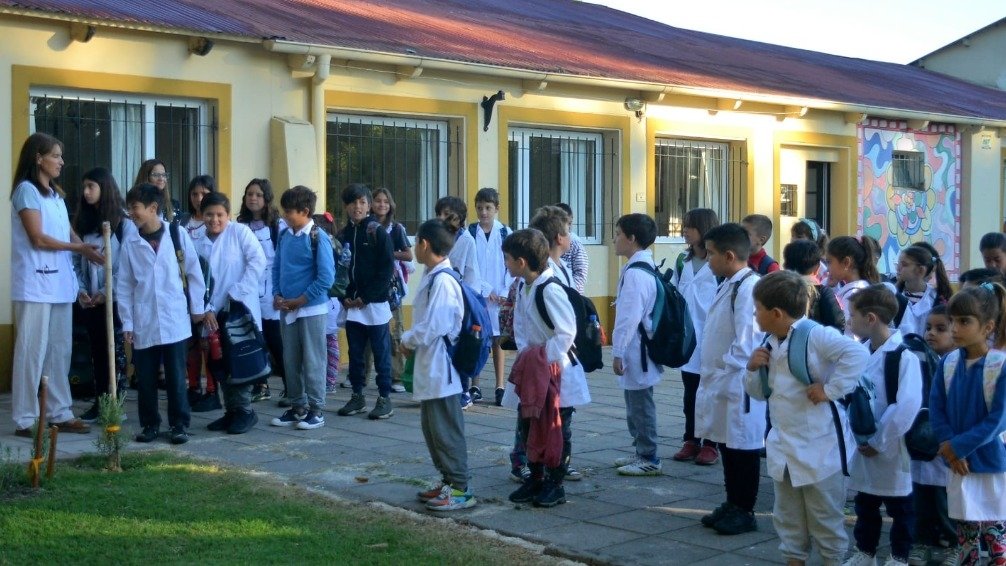 Lunghi participó de la apertura del ciclo lectivo en la Escuela 33 de La Porteña